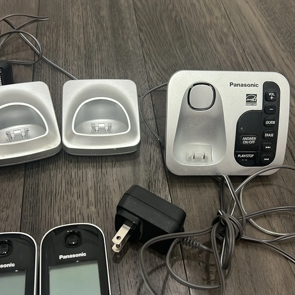 Panasonic cordless phone set with chargers and answering machine